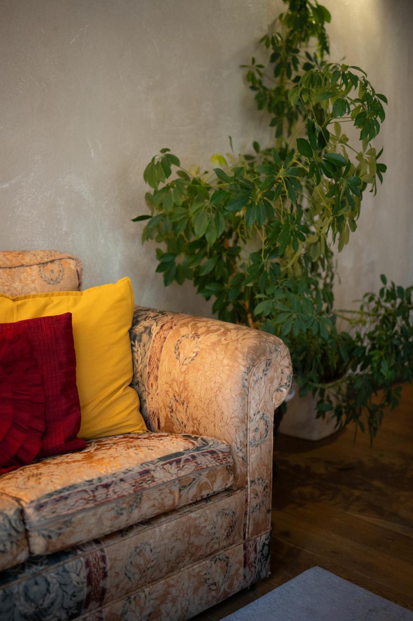 Two Wheels Hotel Riga Bagian luar foto