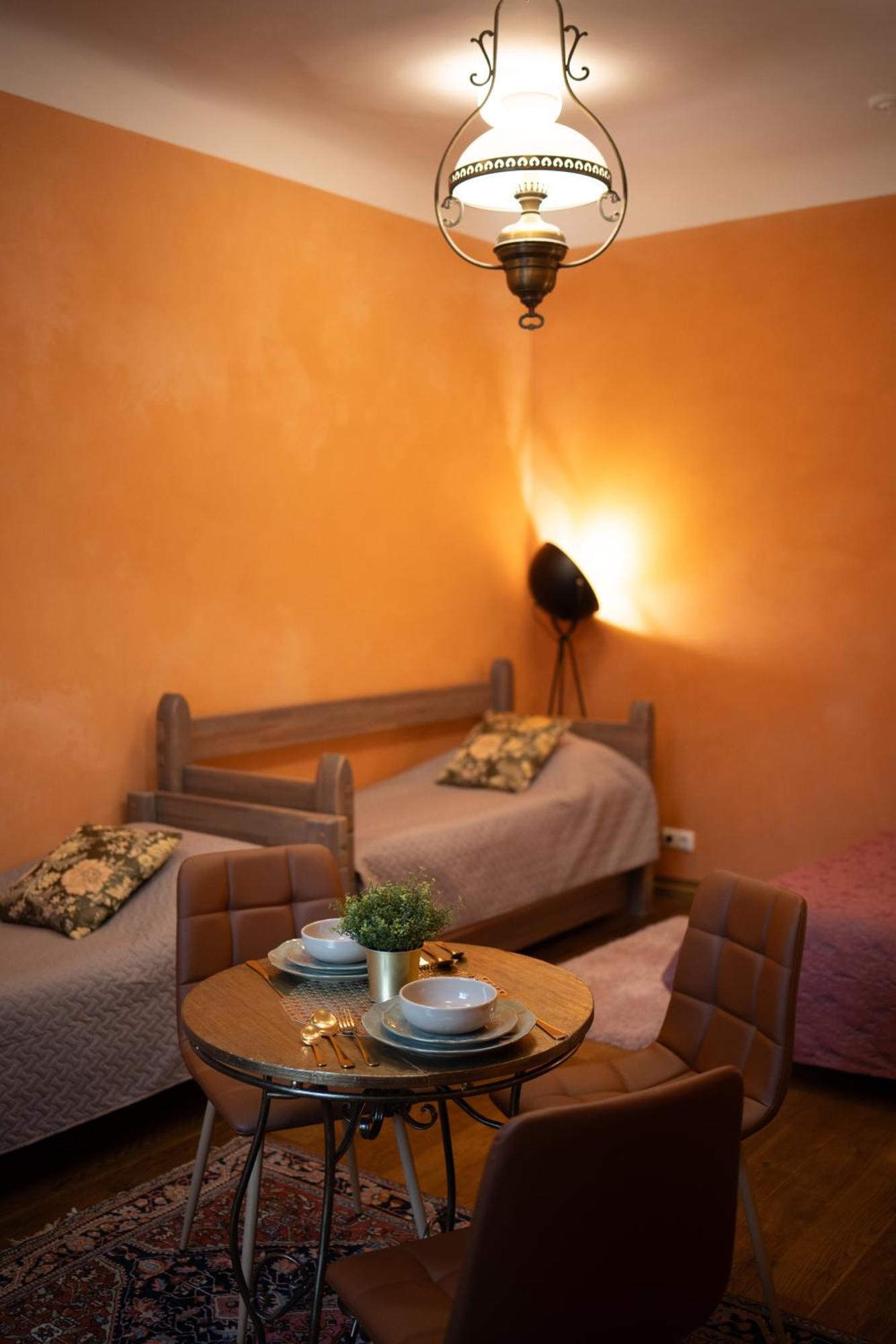 Two Wheels Hotel Riga Bagian luar foto