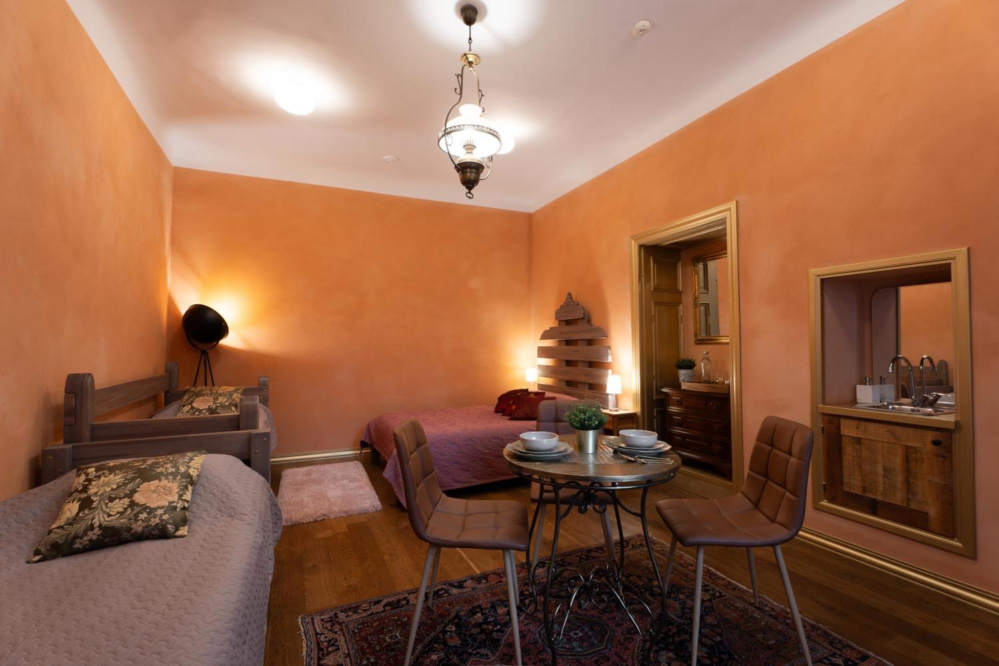 Two Wheels Hotel Riga Bagian luar foto