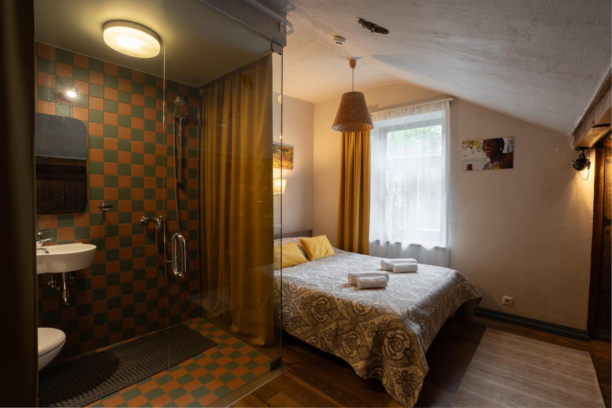 Two Wheels Hotel Riga Bagian luar foto