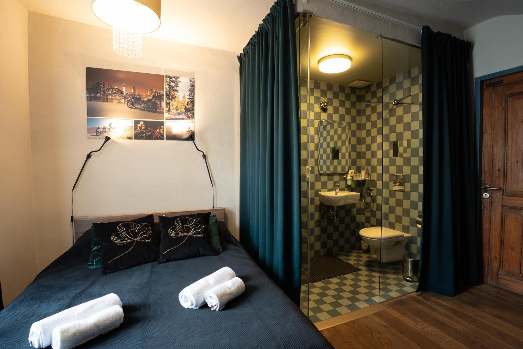 Two Wheels Hotel Riga Bagian luar foto