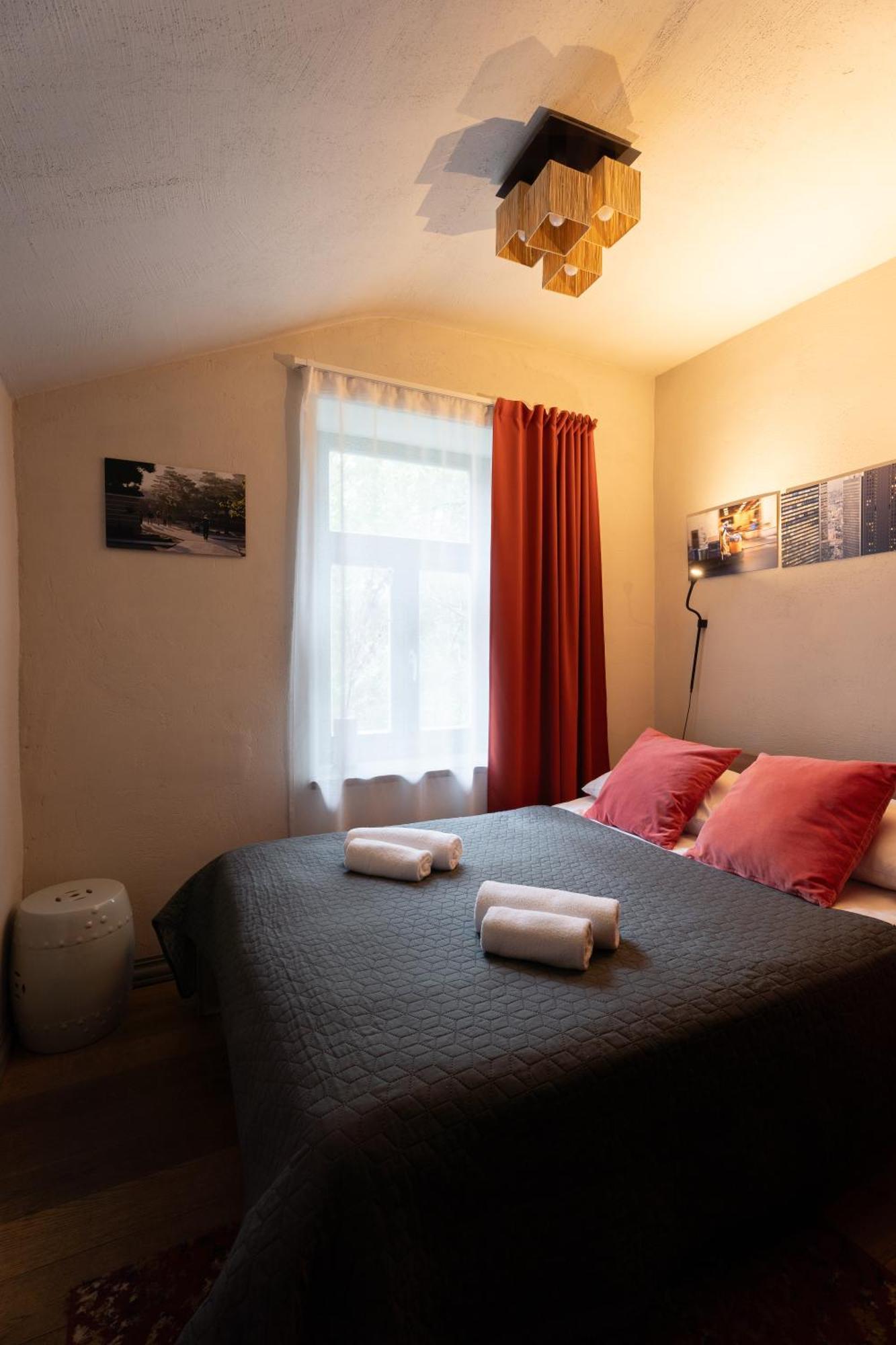 Two Wheels Hotel Riga Bagian luar foto