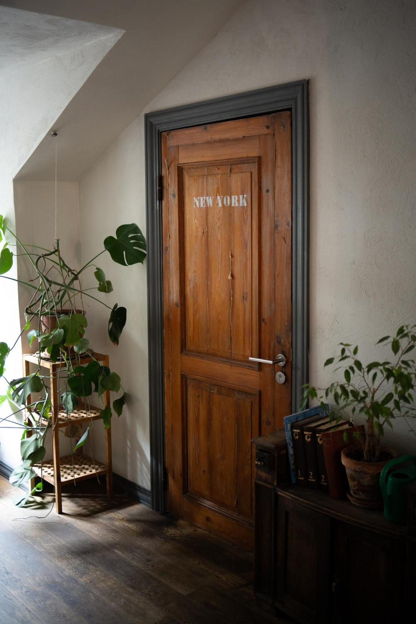 Two Wheels Hotel Riga Bagian luar foto