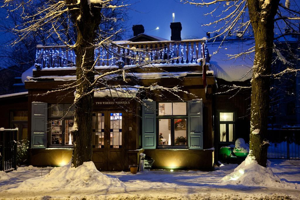 Two Wheels Hotel Riga Bagian luar foto