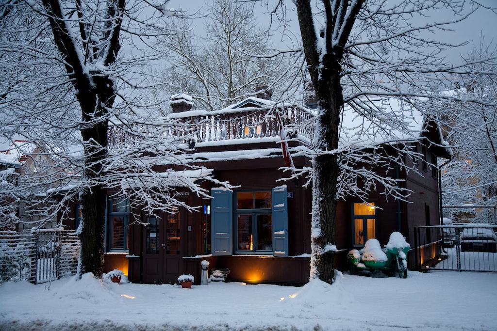Two Wheels Hotel Riga Bagian luar foto