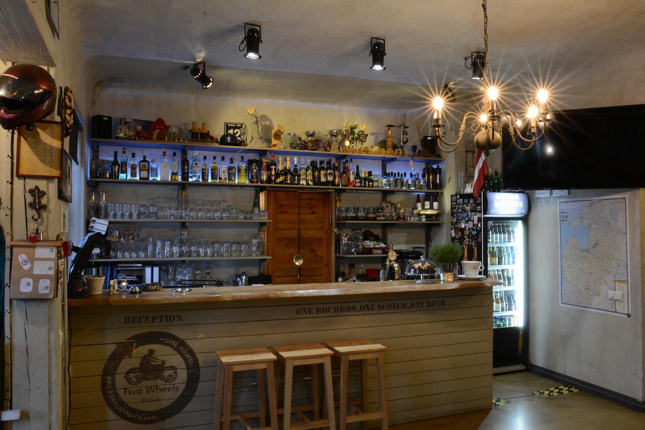 Two Wheels Hotel Riga Bagian luar foto